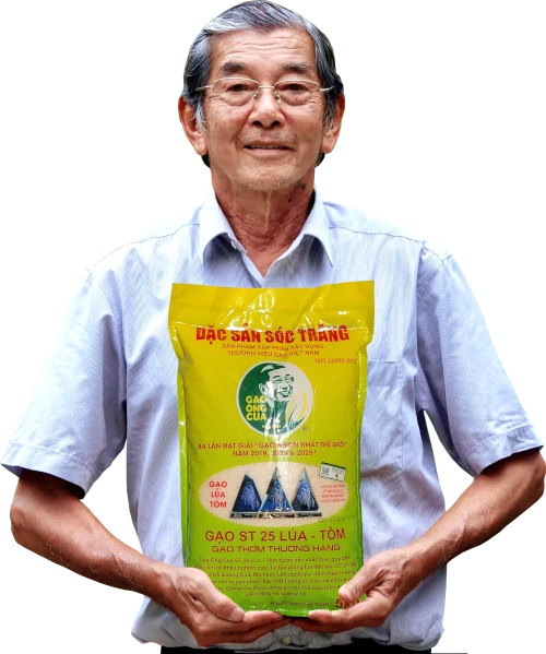 Ông Hồ Quang Cua ôm gạo
